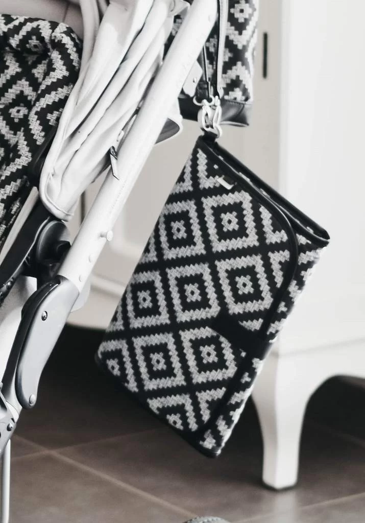 OiOi Change Clutch Peat Aztec Chevron